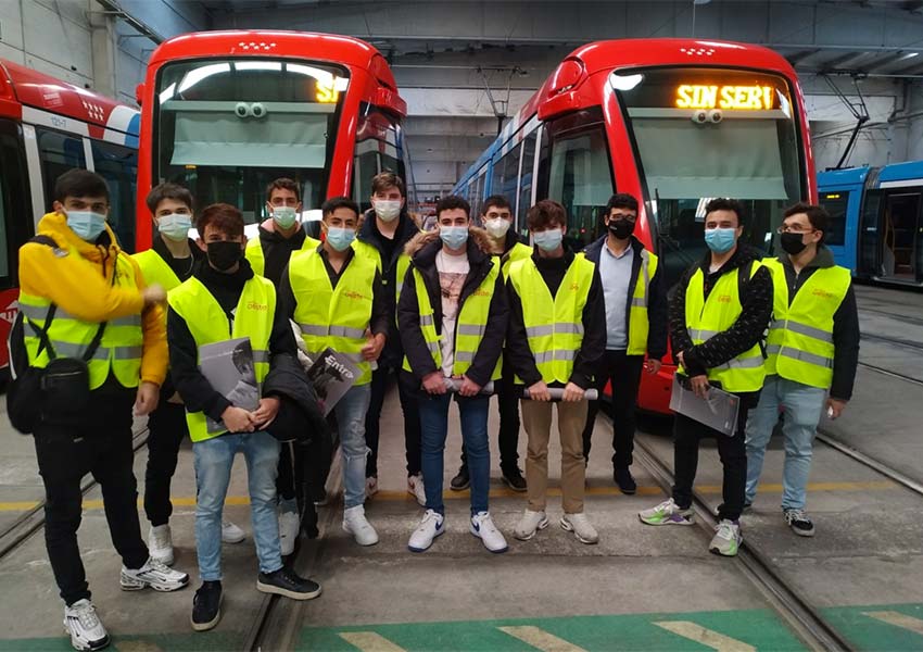 Los alumnos del segundo curso de grado medio de sistemas microinformáticos y redes visitaron las instalaciones de Metro Ligero Oeste