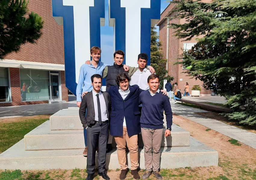 Campeones del Primer Torneo de Oratoria para Formación Profesional en la UFV