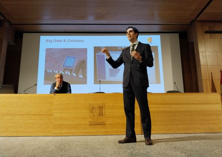 Conferencia Profesional de Jorge Cubero Análisis de datos para el deporte profesional.
Ciclismo profesional & Big Data en Retamar Formación Profesional