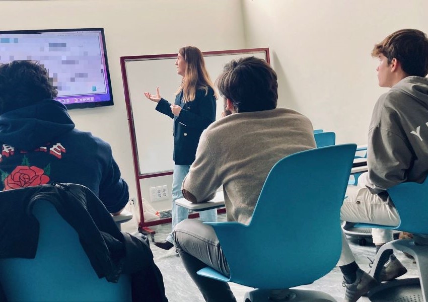 «Detrás de la IA están las personas» Pilar Barcina nos invita a analizar la IA con pensamiento crítico