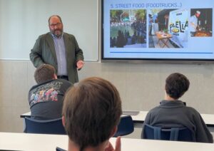 Carlos Ripoll en Encuentros Profesionales contando su historia de emprendimiento y superación a los alumnos de Formación Profesional de Retamar