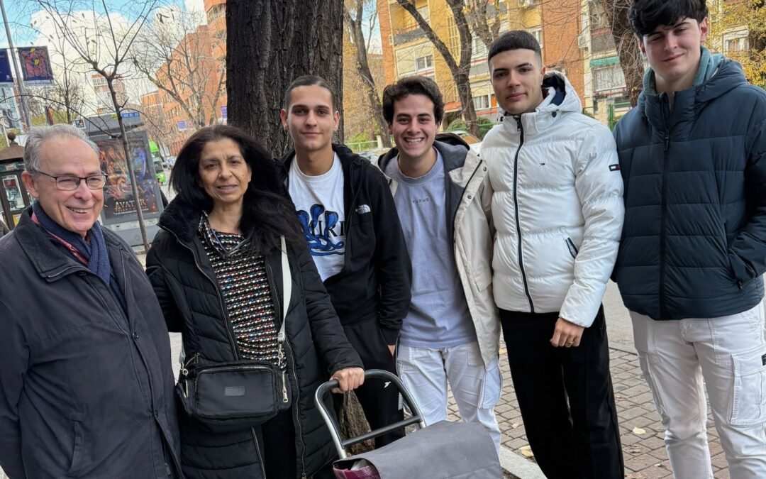 Esta Navidad los alumnos de FP llevan los alimentos de la campaña solidaria a las familias vulnerables